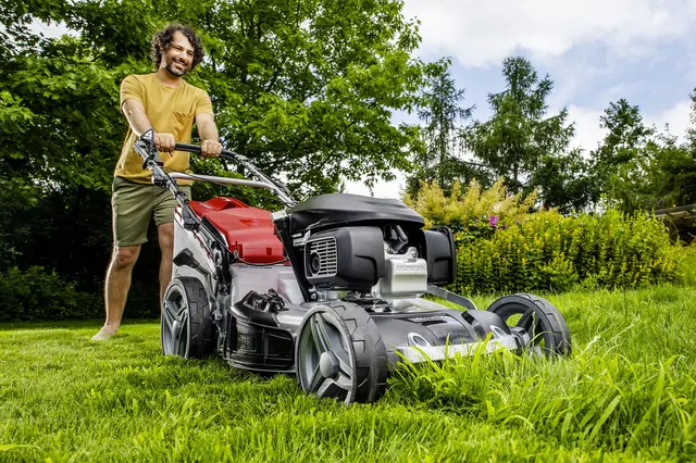Supervýkonný motor Honda (3,3 kW) předurčuje benzinovou sekačku SP 535 HW 4S s pojezdem a záběrem 51 cm k práci na velkých i členitých zahradách