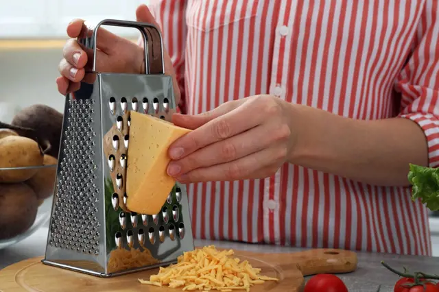 Tyto triky šéfkuchaře vám usnadní strouhání sýru