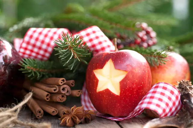 Jablka a jablíčka jako součást zajímavých a snadných vánočních dekorací