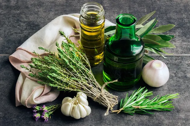 Vyrobte si domácí česnekový olej. Je skvělý na pět zdravotních komplikací.