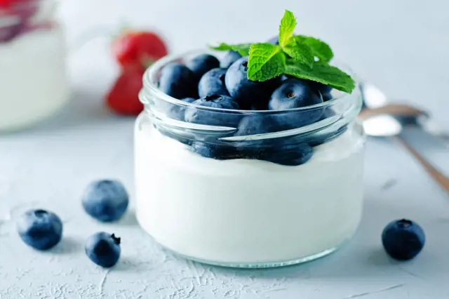 Toto ovoce s bílým jogurtem rozpouští břišní tuk lépe než přípravky na hubnutí