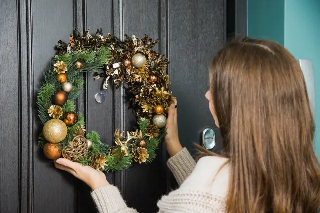 Inspirujte se tipy na zavěšení vánočních dekorací na dveře. Zvládnete to bez zbytečného vrtání