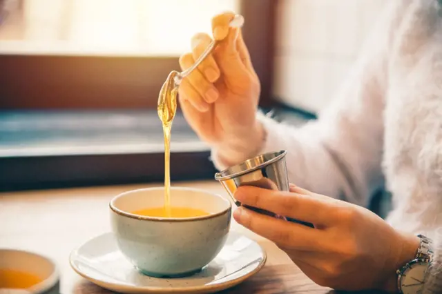 Umíte dát med do čaje? Většina Čechů to dělá úplně špatně a ani je to nenapadne