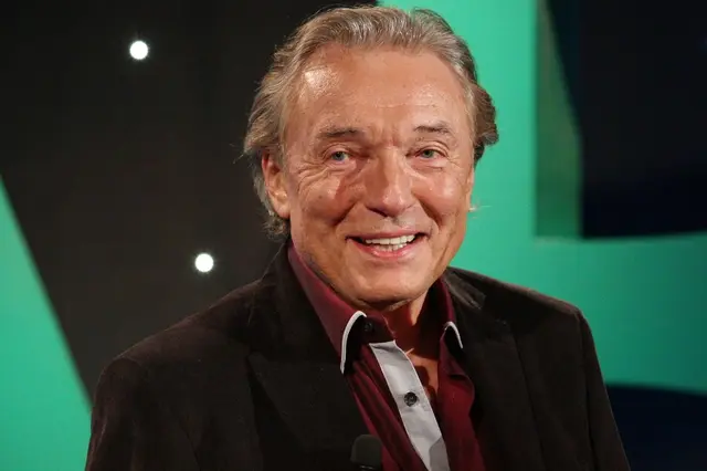 Mezi hvězdnými hosty ve Všechnopárty nechyběl ani mistr Karel Gott. 