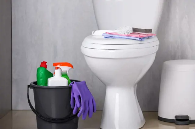 Tato zákoutí toalety téměř nikdo nečistí a škodí si: Chytré tipy ulehčí práci