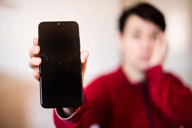 Jak se zbavit škrábanců na mobilu: Geniální a snadné triky