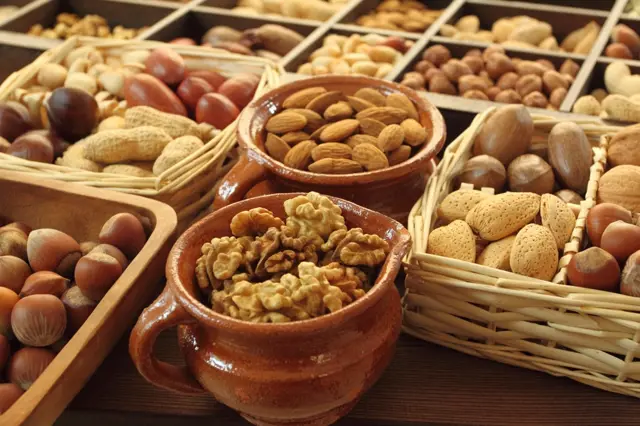 Víte, že ořechy jsou ovoce a že se po nich hubne? Které jsou nejzdravější?