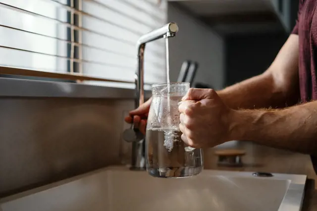 Voda může zničit váš domov. Tady je 5 tipů na snížení spotřeby a ochranu před katastrofou