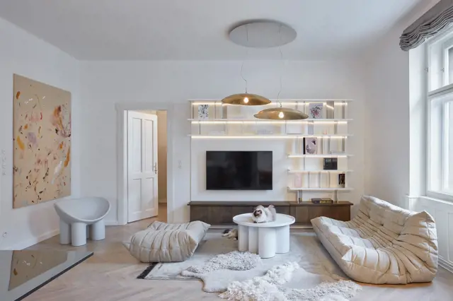 Proměna bytu v Bubenči: Sázka na atypický nábytek, zajímavá světla a textilie se vyplatila
