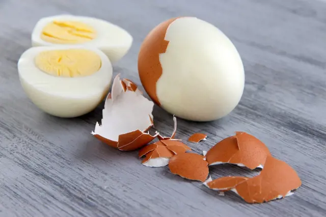Chytrý trik, jak úplně jednoduše oloupat vejce natvrdo