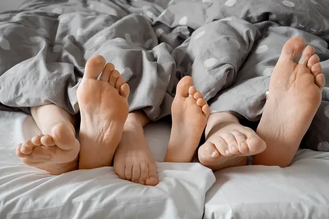 Vystrkujete nohu zpod peřiny? Víme, co se za tím skrývá a poradíme, jak zlepšit váš spánek