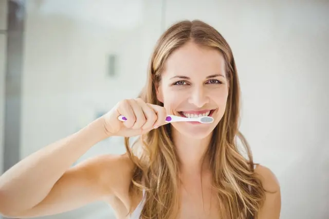 Domácí pasta na zuby: Kombinace jedlé sody a kurkumy umí zázraky
