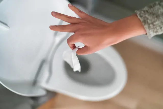 5 věcí, které většina Čechů splachuje do záchodu, přestože se to nesmí