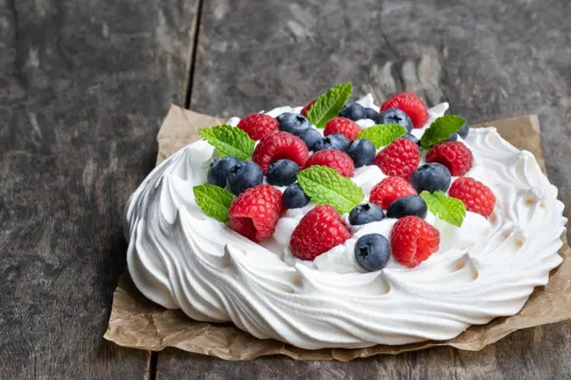 Pavlova – dort pečený ze sněhového krému a zdobený ovocem