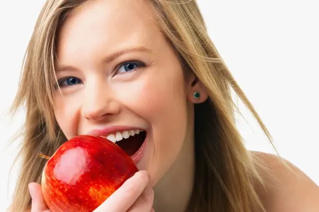 Jablka jíte celý život špatně. Jak se to dělá správně?