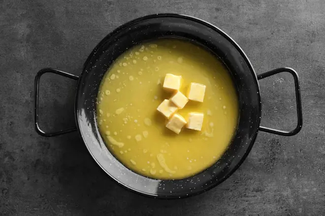 Recept na domácí přepuštěné máslo. Ghí se připravuje podobně.