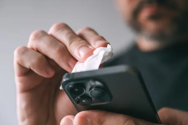 Vyčistěte porty telefonu pomocí brčka