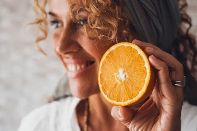 Proč by ženy kolem padesátky měly jíst před obědem kousek pomeranče