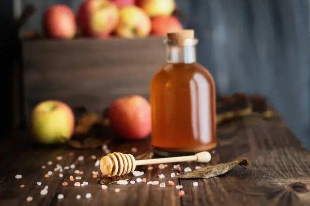 Vytvořte si nápoj z jablečného octa a medu. Půl sklenky po ránu dokáže zázraky