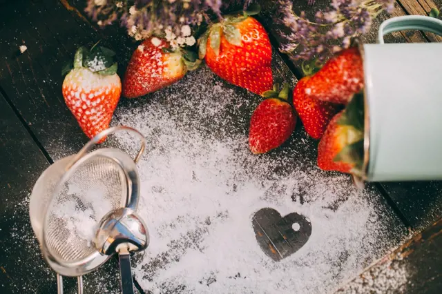 Jednoduchý trik, jak uchovat jahody do příštího léta jen pomocí práškového cukru