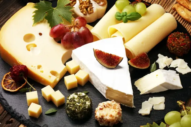 Jsou sýry zdravé: Jak které. Pozor na plísňové, mohou být vyloženě nebezpečné