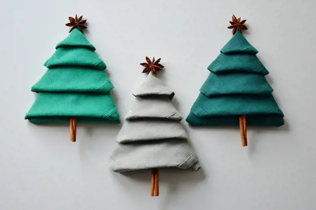 Ubrousky poskládané do tvaru stromku: Svěží ozdoba vánoční tabule