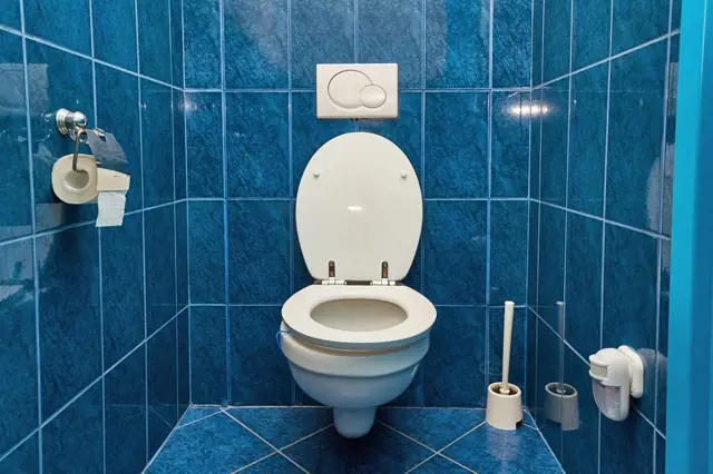 Jak zbavit toaletu žlutých skvrn: Toto je rychlé domácí řešení za pár korun!