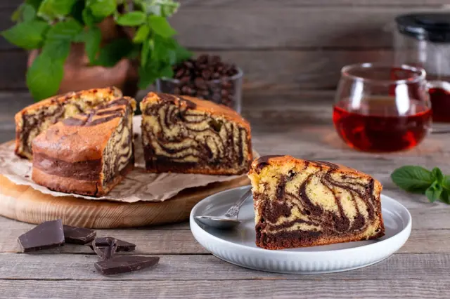 Mramorový dort s čokoládovou polevou: Chutná božsky a hotový je za 15 minut