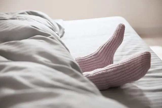 Naše babičky důsledně spávaly v ponožkách. Lékaři radí totéž