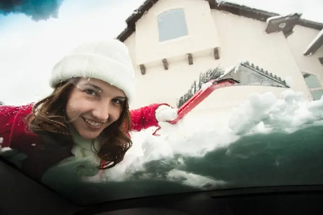 Škrabka na led může poničit okna u auta. Jak ji použít, aby se to nestalo?