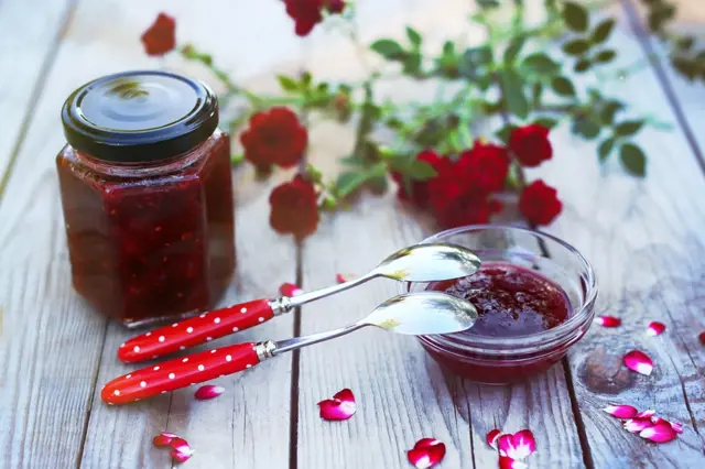 Vyrobte si marmeládu a sirup z lístků růží. Jsou jednoduché a vynikající