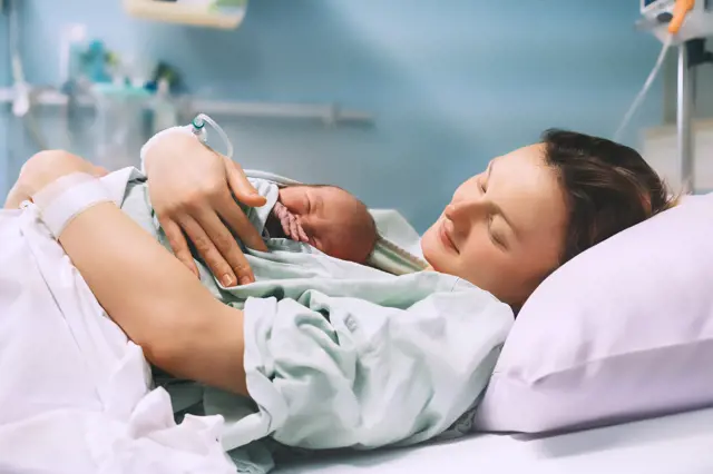 Roste zájem o laskavý císařský řez. Matky si mohou vyjmout dítě z těla samy. Jaká jsou rizika?