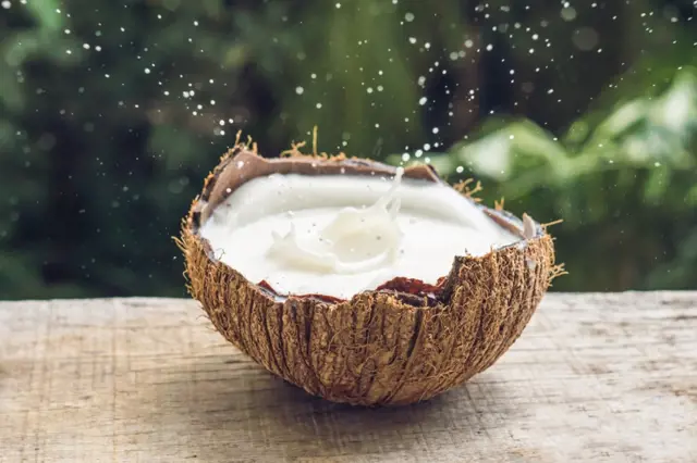 Kokosové mléko v receptech: kari omáčka, kaše i buchty
