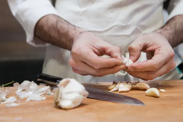Trik na loupání česneku: Stačí použít obvyklou kuchyňskou pomůcku a jde to samo