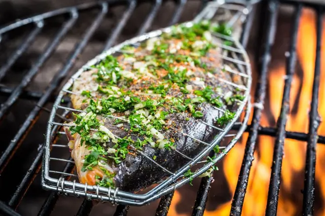 Ryba na grilu: zauzená s bylinkami a rybí biftečky