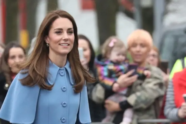Královna stylu vévodkyně Kate: I z tenisek udělá skvělý módní doplněk
