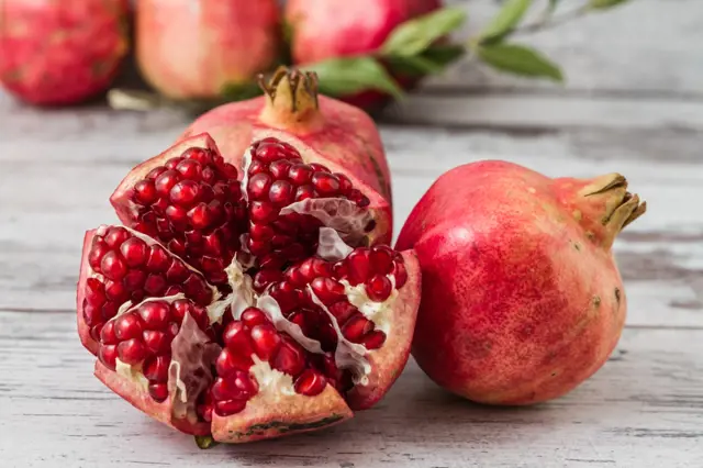 S Pět věcí, co se stanou s tělem, když sníte granátové jablko.