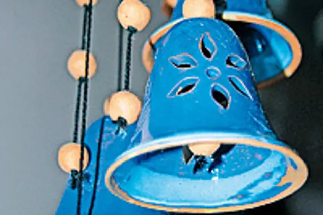 Zvonečky pro štěstí sběratelka cídí a leští během adventu