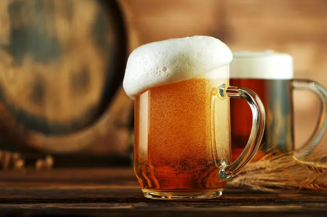 Pivo s hnědým cukrem rozkvete vaše rostliny v horku jako blázen