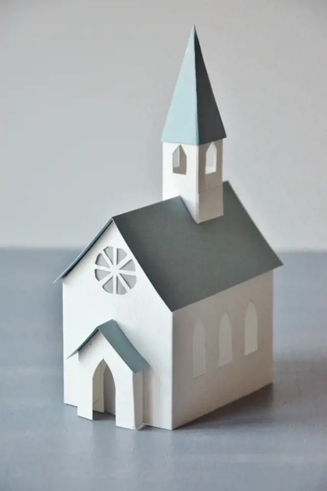 Kostelík z papíru, doma vyrobená vánoční dekorace