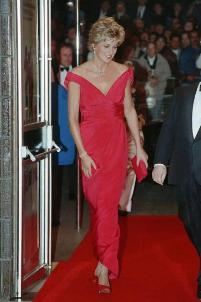 Červené šaty od Victora Edelsteina vynesla Diana několikrát.