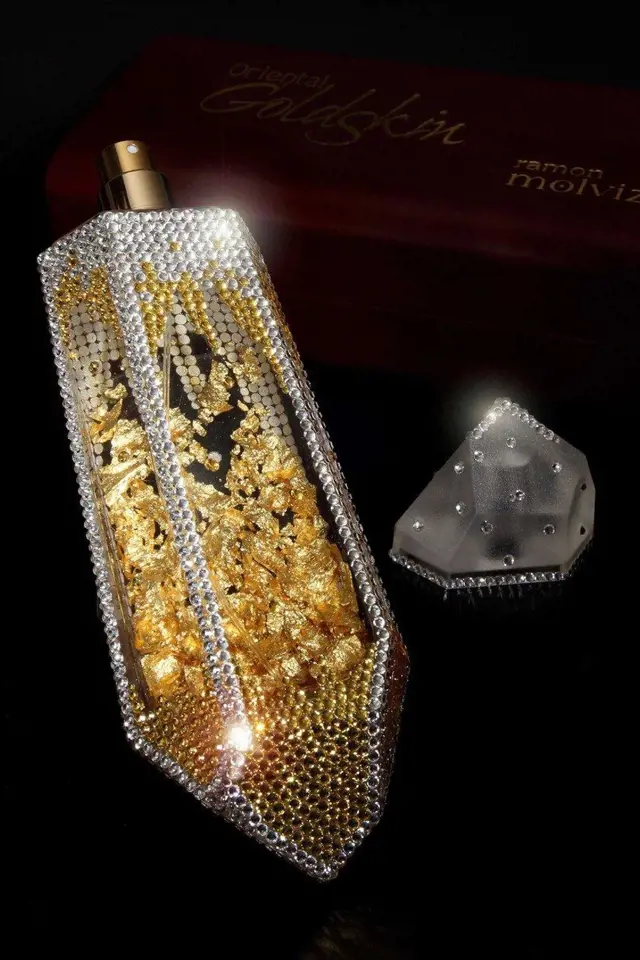 Parfém - 880 euro: Parfém vyrobila španělská firma a je určen pro muže i ženy. Uvnitř ručně foukaného flakónu najdeme kousky zlata a platiny. Flakon je posázen také spoustou swarovski kamínků.