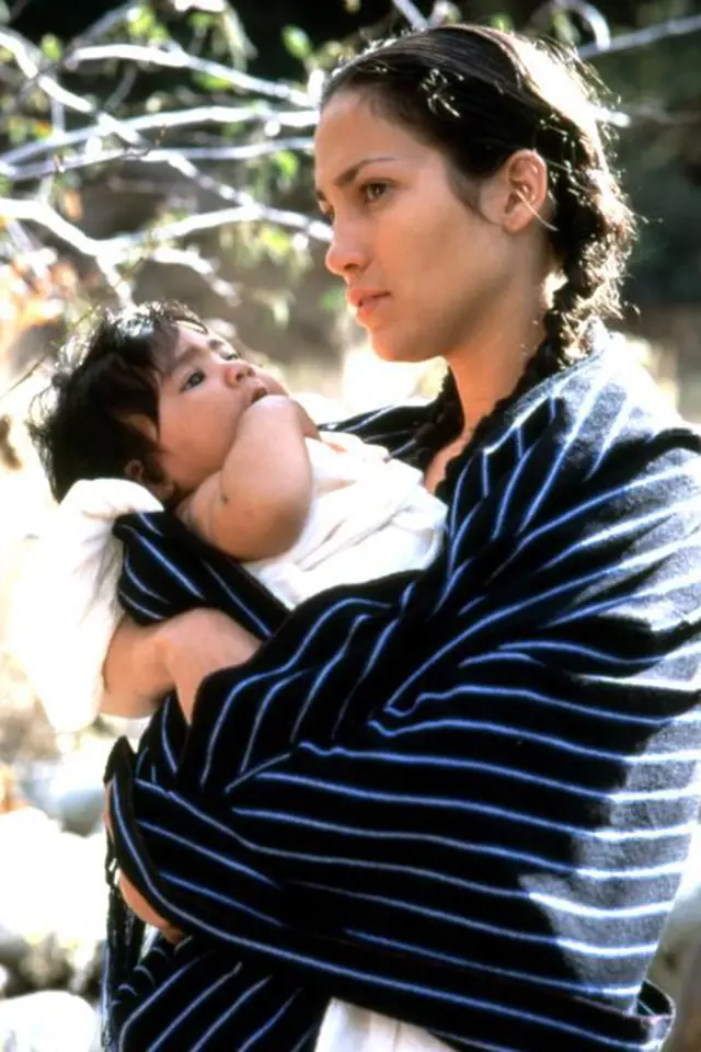 25 let - Jennifer Lopez debutovala v roce 1987 ve filmu My Little Girl, ale snímek z něj nejde dohledat, tak vám nabízíme tento, který pochází z roku 1995 a jde o její první větší roli ve filmu Moje rodina (My Family)