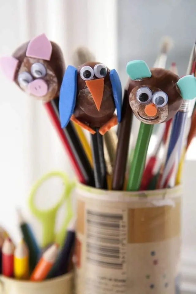 Pro zručnější děti tu je možnost vyrábět ozdoby na tužky.