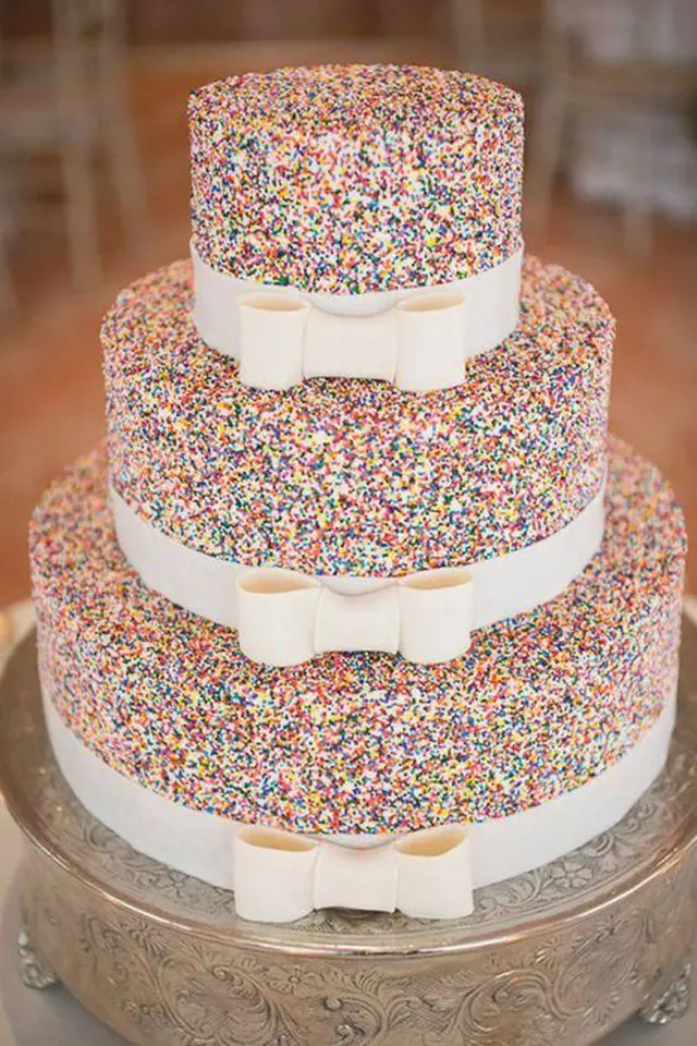 Velmi působivé zdobění svatebního dortu.