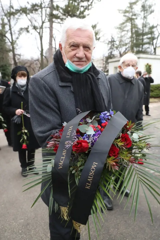 Václav Klaus nosí roušku zásadně pod nosem, nebo vůbec.