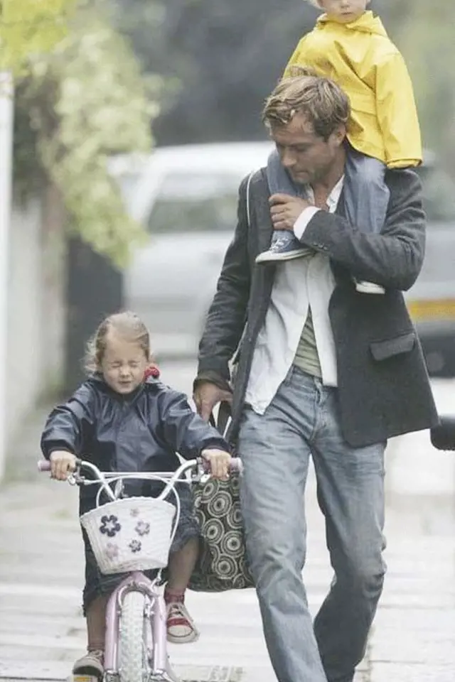 Jude Law má pět dětí.