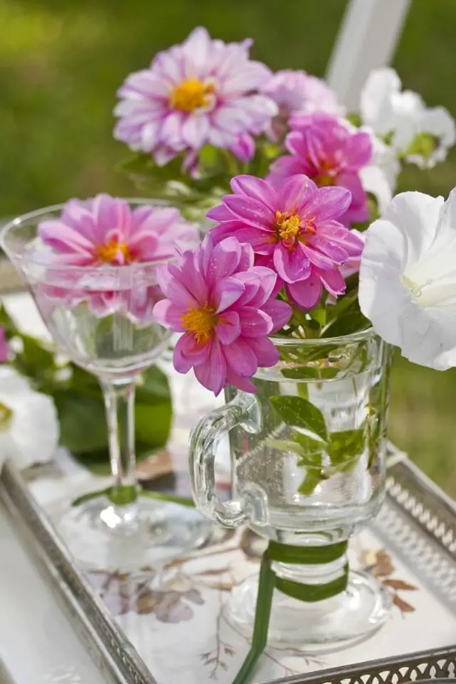Pokud vám silný déšť nebo vítr poláme jednotlivé květy, nezoufejte. Posbírejte je a doma vezměte různé sklenky. Naplňte je vodou a květy do nich ponořte. Uvidíte, že i s málem vykouzlíte letní pohodu.