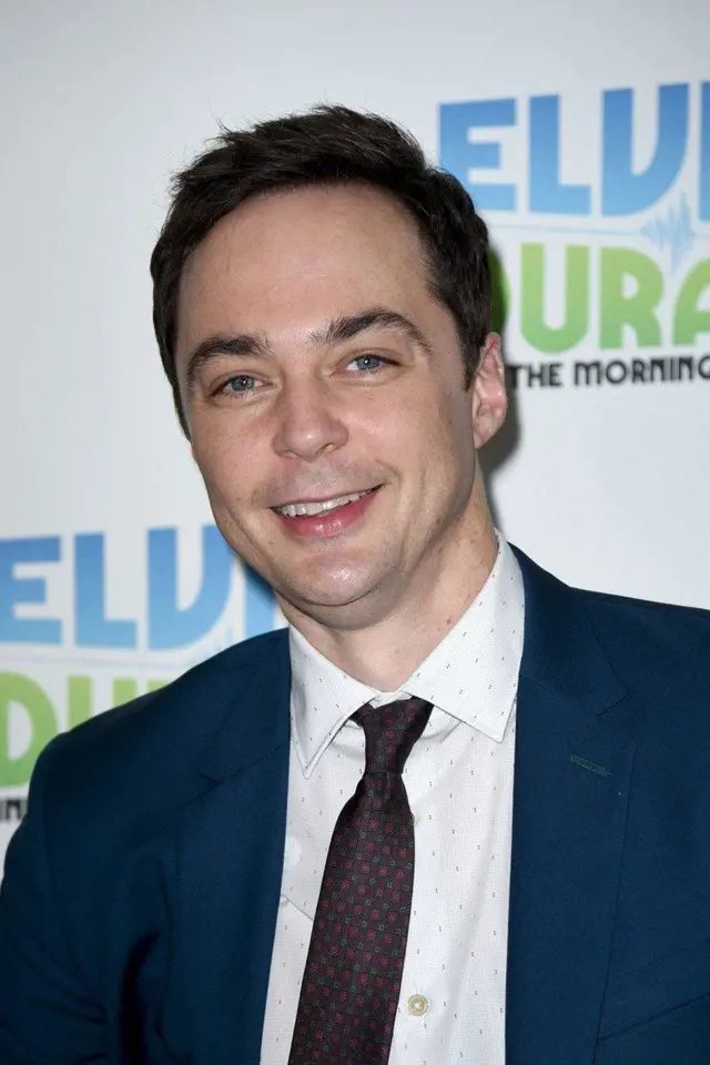 James Joseph "Jim" Parsons alias Sheldon Cooper - 44 let - se narodil 24. března 1973 v Houstonu. Nyní žije v New Yorku. Získal titul B.A. na Universitě of Houston. Nedávno se oženil se svým dlouholetým přítelem.