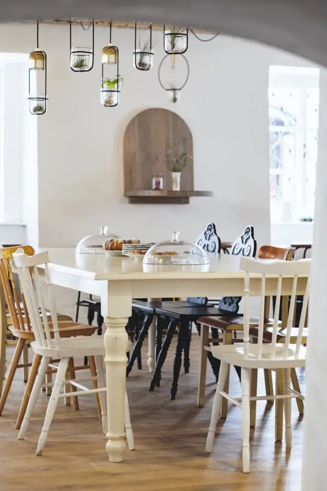 Centrem bistra je velký stůl vyrobený na míru. U stolu se snídá, schází, seznamuje, potkává. Židle jsou z pozůstalosti. Foto: Thomas Skovsende